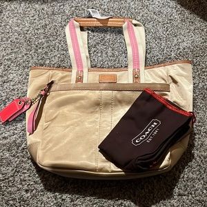 Coach M05K-130 Tote NWT and dust bag (khaki)